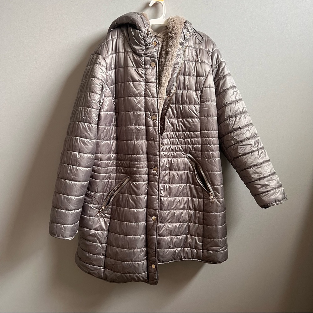 Gray women’s puffer coat with fur inside 💕 gold buttons and zipper / 2x